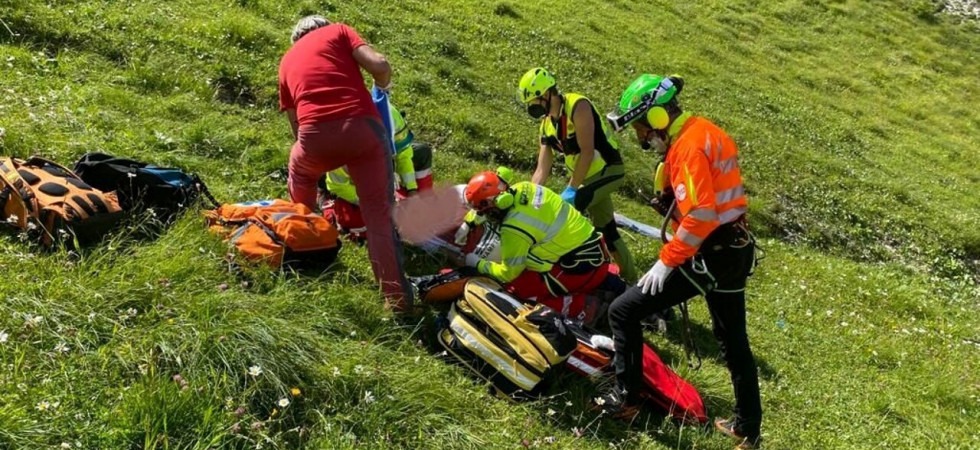 Parapendio precipita durante la partenza: l'uomo sbatte gambe e schiena
